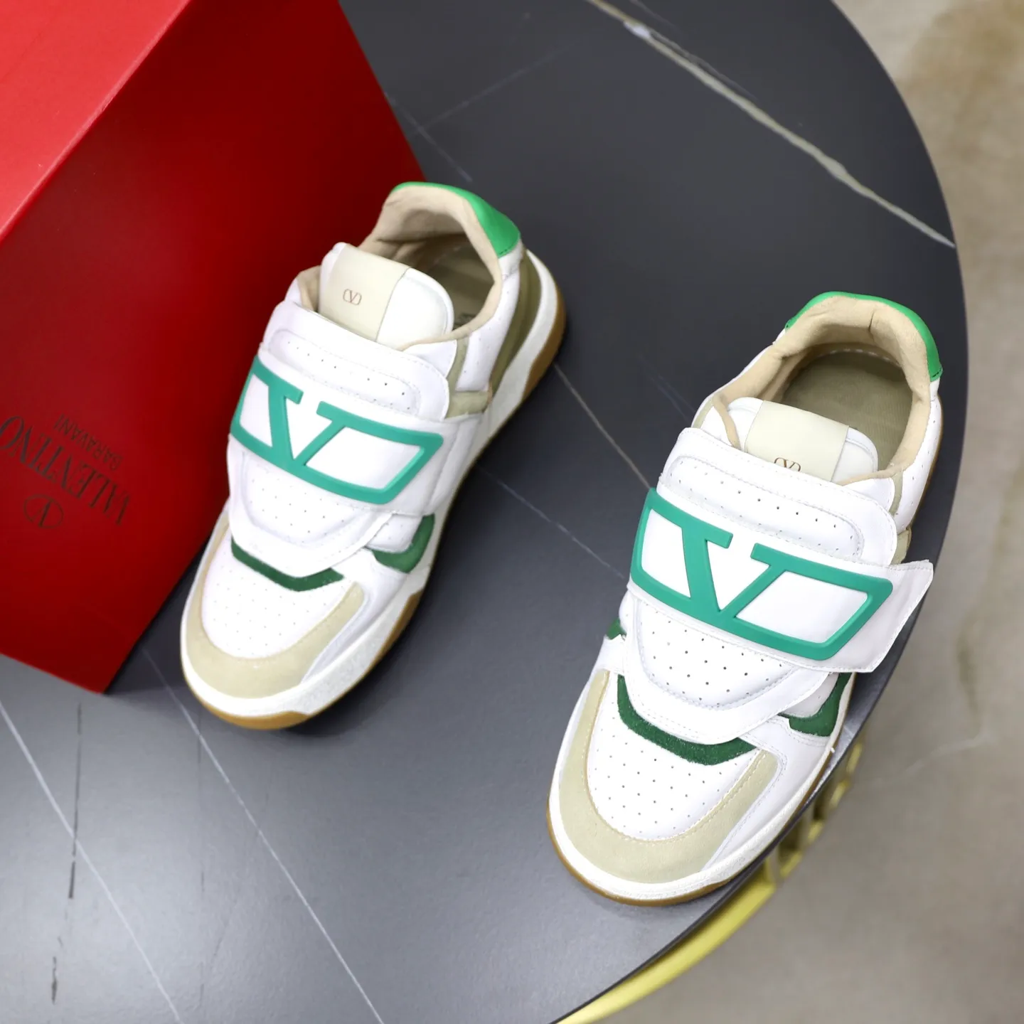 Ex-factory price: 520💰VALENTINO/Valentino Men's latest low-top thick-soled sports shoes are shipped. Made with heavy industry, men's fine casual sports shoes, versatile style. Original leather, rubber lines embellished with geometric segmented uppers, hand-stitched, novel and fashionable, rubber soles with details on the front and back, and the tongue is decorated with the Valentino Garavani Logo, which is comfortable, breathable and durable! Comes with full original packaging! Code number: 38-39-40-41-42-43-44 (45, 46 can be customized)